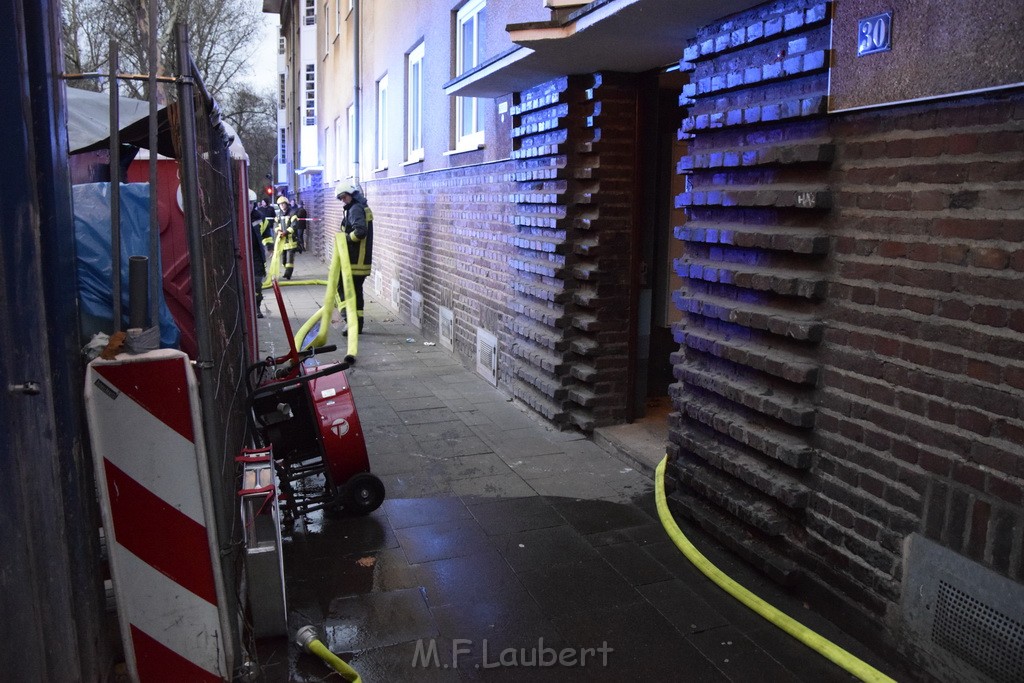 Feuer 2 Y durch Weihnachtsbaum  Koeln Ehrenfeld Alpenerstr P22.JPG - Miklos Laubert